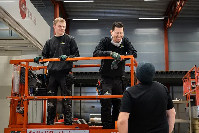 Elektroteam utfører elektroinstallasjon på industrielt lager, installerer elektriske anlegg på mastelift for effektiv drift i industrimiljø
