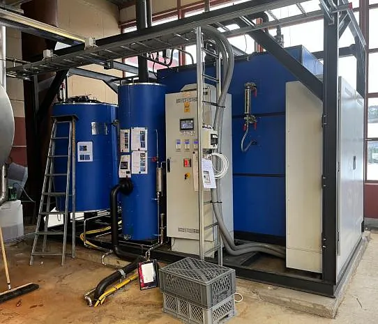 Elektriker installerer varmepumpe med elektroinstallasjon, for effektiv og energibesparende oppvarming