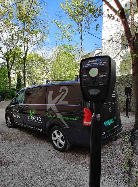 Varebil med K2 Elektro AS logo