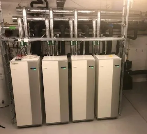 Elektriker installerer varmepumpe med elektroinstallasjon for varmeteknikk, effektiv oppvarming av bygning