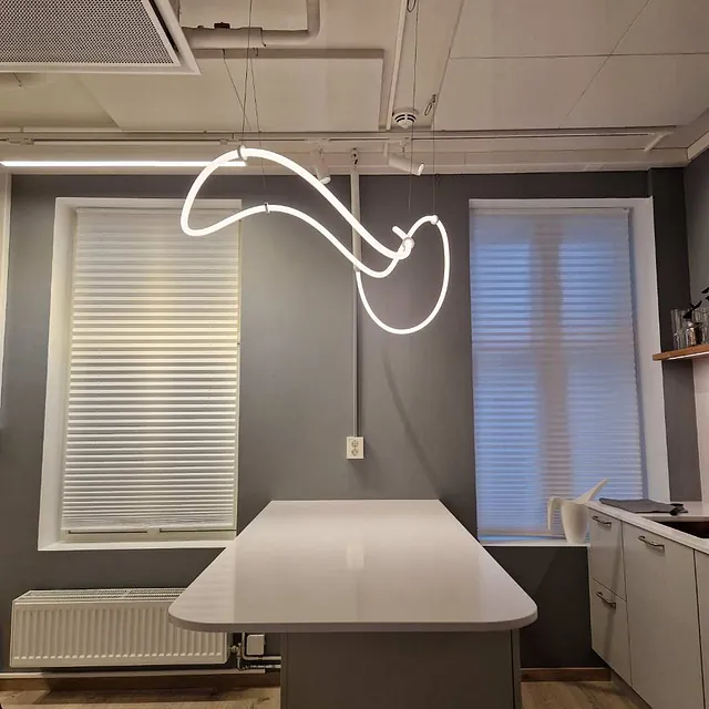 Stilfull taklampe i moderne design, perfekt for kjøkkenbelysning til privat bolig