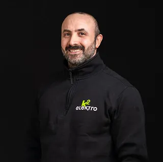 Mohsen er en erfaren elektriker 