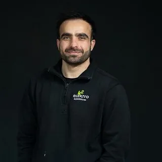 Noori er en erfaren elektriker 