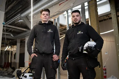 To elektrikere fra K2 Elektro jobber med totalentreprise og elektrotjenester, utfører elektroinstallasjoner for et større byggeprosjekt