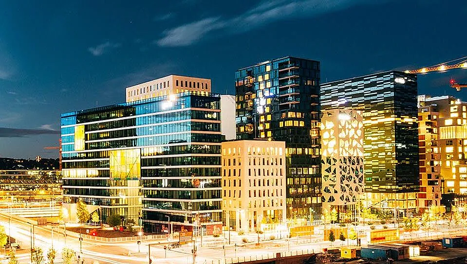Oslo om kvelden med mye lys fra byggninger
